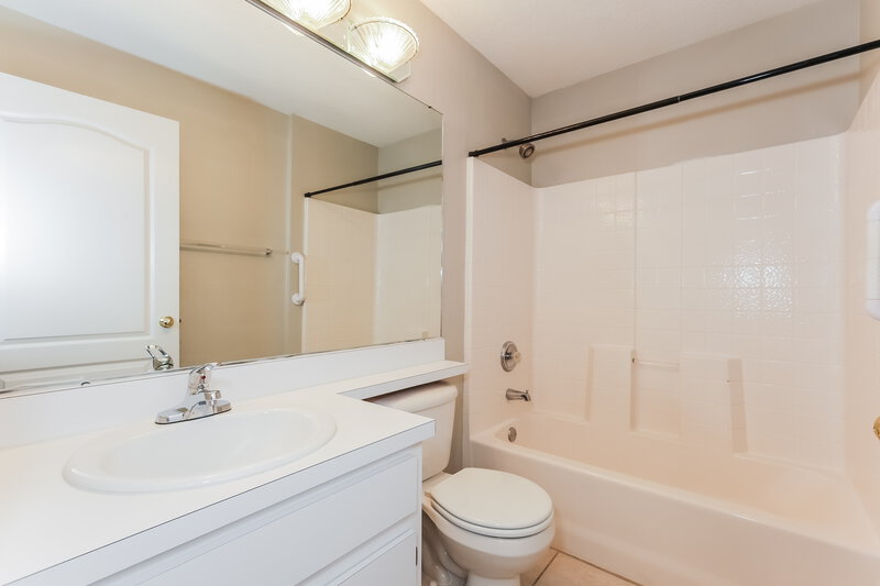 2,205/Mo, 926 Lake Shore Ranch Dr Seffner, FL 33584 Main Bathroom View