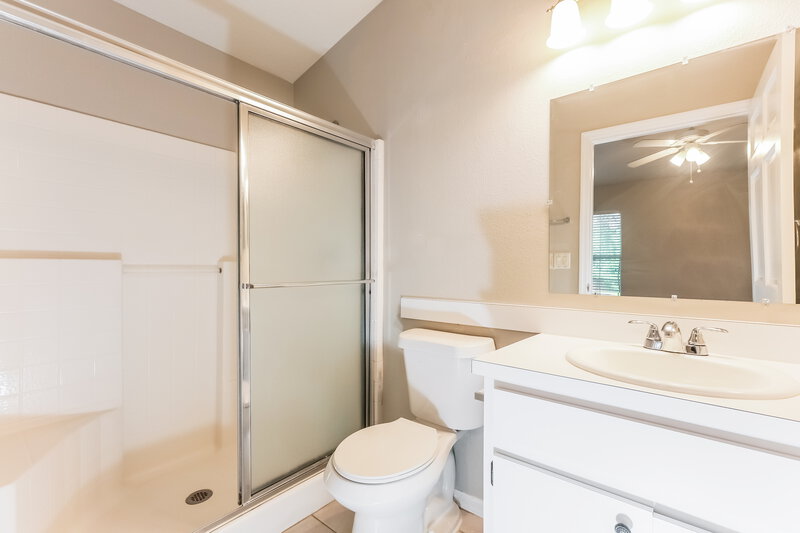 2,205/Mo, 926 Lake Shore Ranch Dr Seffner, FL 33584 Bathroom View