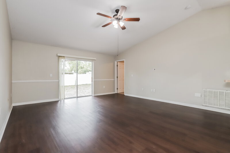 2,100/Mo, 320 Carriage Crossing Cir Brandon, FL 33510 Living Room View