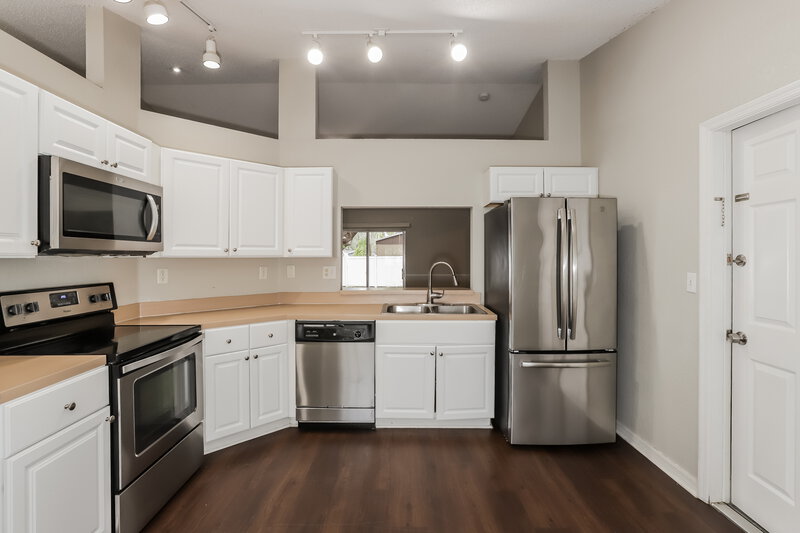 2,100/Mo, 320 Carriage Crossing Cir Brandon, FL 33510 Kitchen View