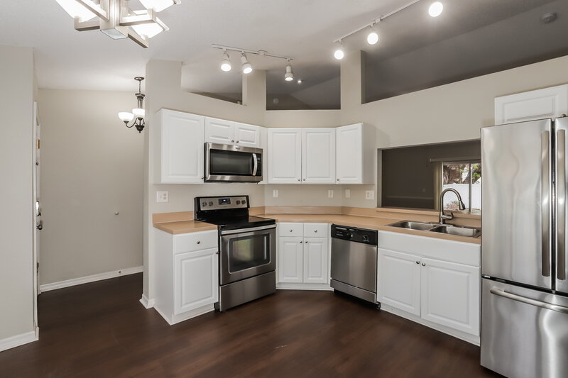 2,100/Mo, 320 Carriage Crossing Cir Brandon, FL 33510 Kitchen View 2