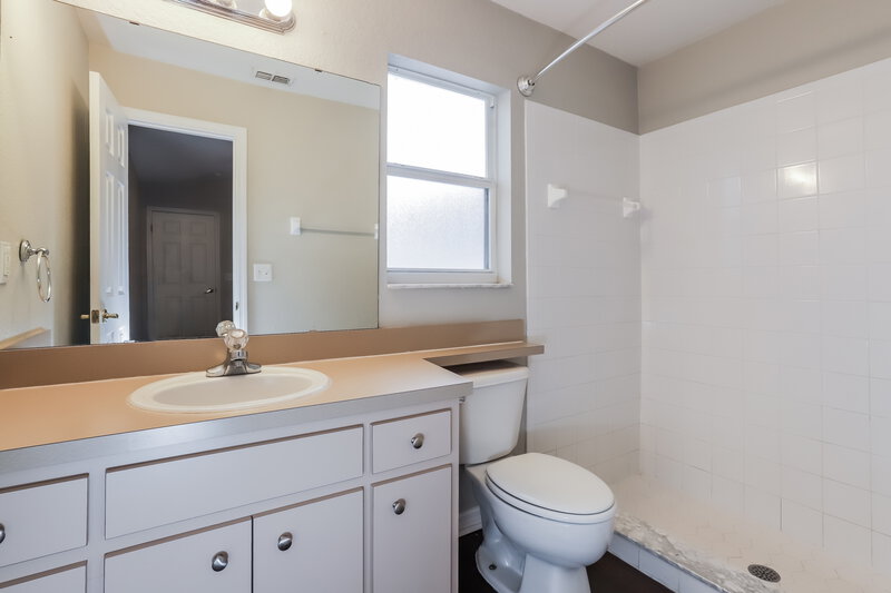 2,100/Mo, 320 Carriage Crossing Cir Brandon, FL 33510 Main Bathroom View