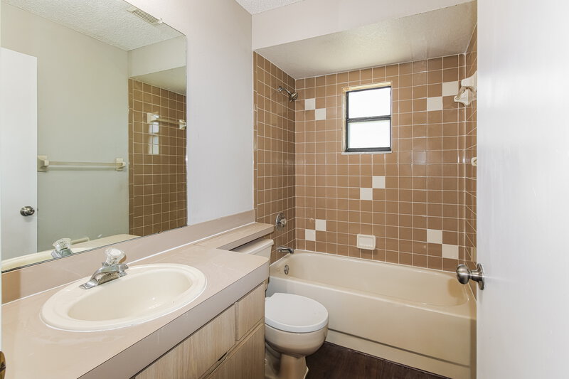 1,700/Mo, 11479 Cavern Rd Spring Hill, FL 34609 Bathroom View