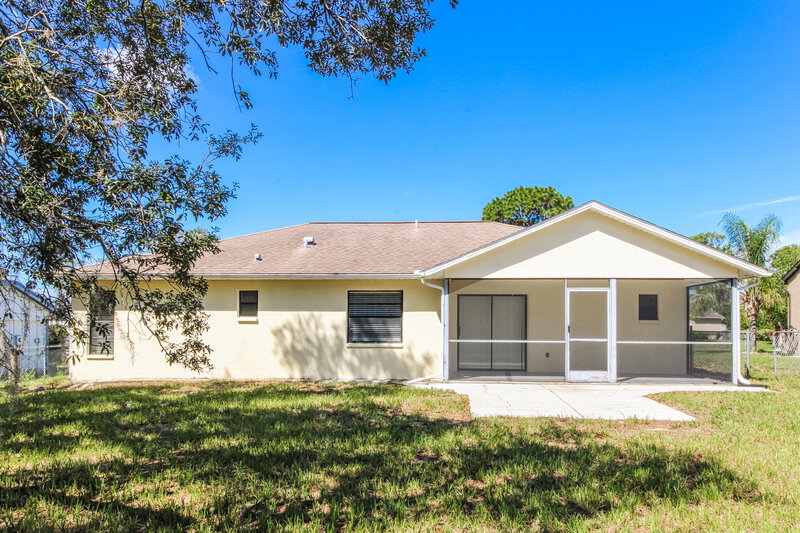 1,700/Mo, 11479 Cavern Rd Spring Hill, FL 34609 Rear View