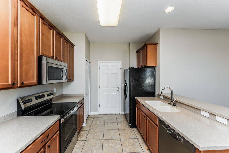 1,915/Mo, 901 Fern Leaf Dr Ruskin, FL 33570 Kitchen View