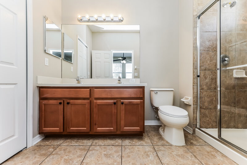 1,915/Mo, 901 Fern Leaf Dr Ruskin, FL 33570 Main Bathroom View
