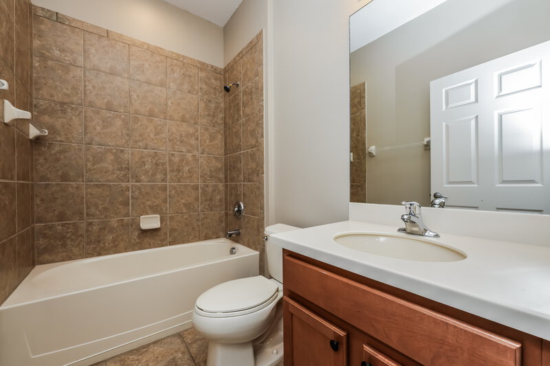 1,915/Mo, 901 Fern Leaf Dr Ruskin, FL 33570 Bathroom View