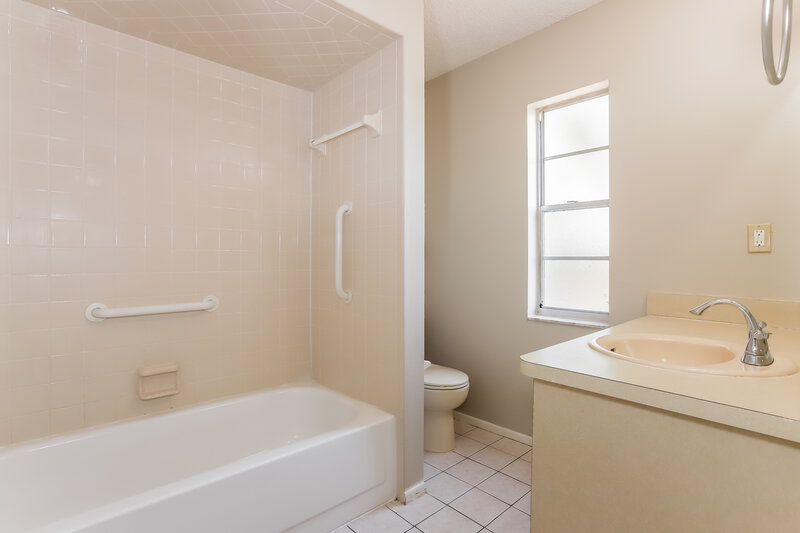 1,600/Mo, 2483 Amherst Ave Spring Hill, FL 34609 Main Bathroom View