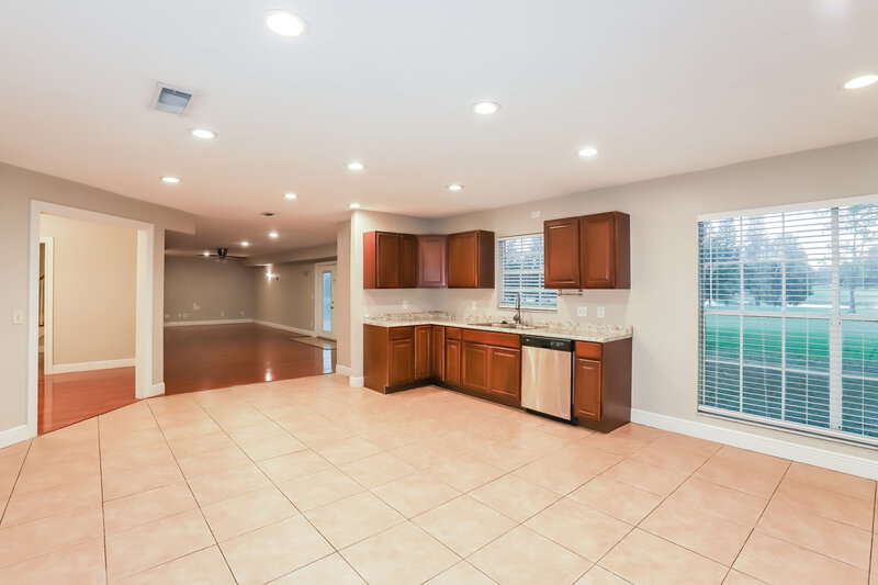 2,340/Mo, 2430 Arborwood Dr Valrico, FL 33596 Kitchen View 2