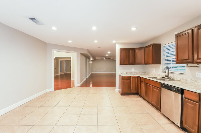 2,340/Mo, 2430 Arborwood Dr Valrico, FL 33596 Kitchen View 3