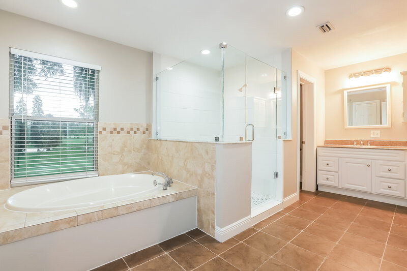 2,340/Mo, 2430 Arborwood Dr Valrico, FL 33596 Main Bathroom View