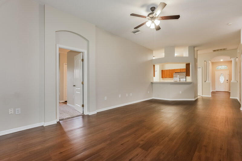 2,510/Mo, 812 Lesa Glen Pl Brandon, FL 33510 Family Room View 2
