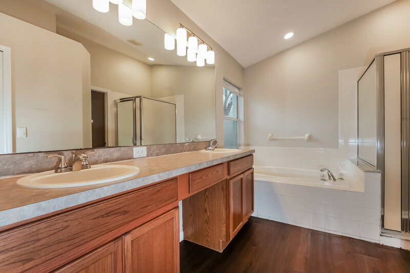 2,510/Mo, 812 Lesa Glen Pl Brandon, FL 33510 Main Bathroom View
