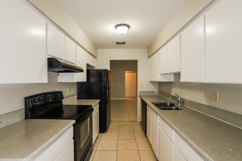 1,990/Mo, 110 Field Ln Seffner, FL 33584 Kitchen View