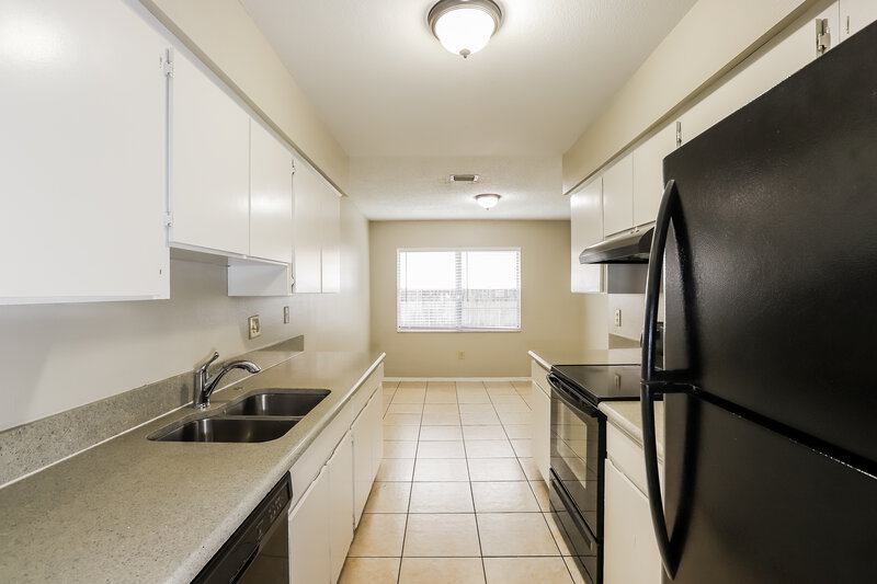1,990/Mo, 110 Field Ln Seffner, FL 33584 Kitchen View 2