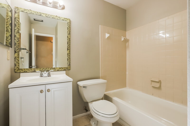 1,990/Mo, 110 Field Ln Seffner, FL 33584 Bathroom View