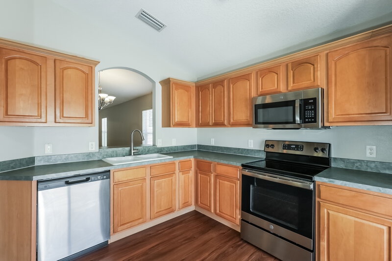 2,320/Mo, 8065 Canterbury Lake Blvd Tampa, FL 33619 Kitchen View 2