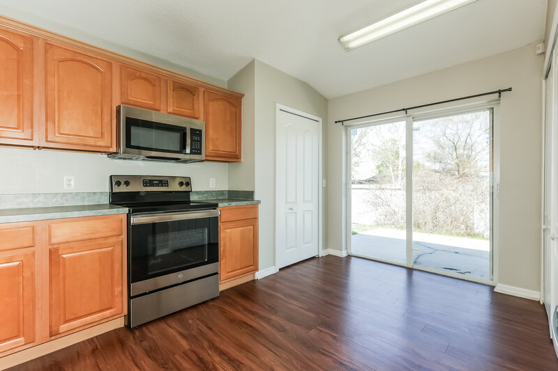 2,320/Mo, 8065 Canterbury Lake Blvd Tampa, FL 33619 Kitchen View 3