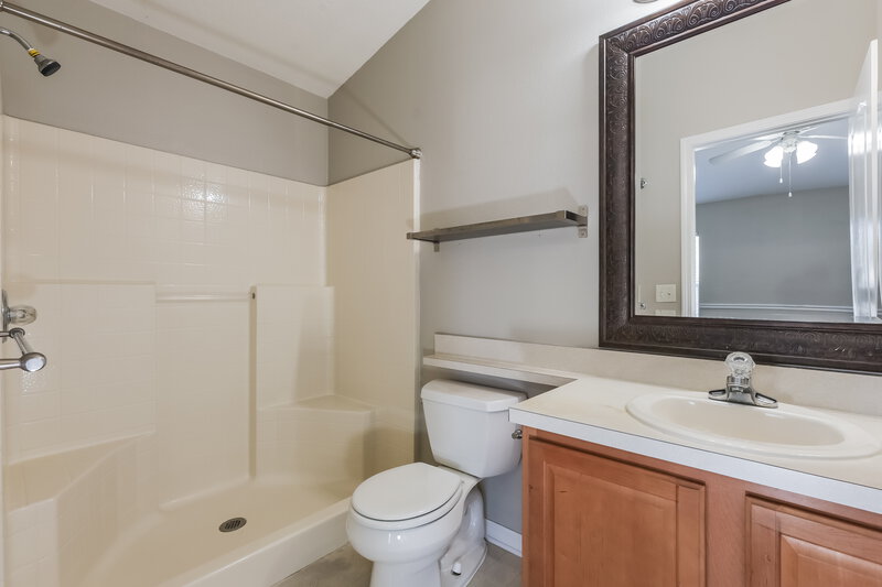 2,320/Mo, 8065 Canterbury Lake Blvd Tampa, FL 33619 Main Bathroom View