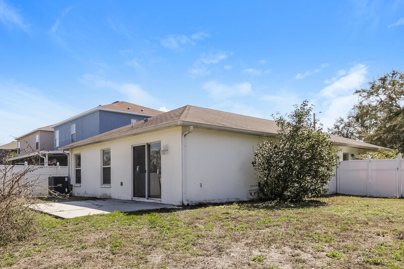 2,320/Mo, 8065 Canterbury Lake Blvd Tampa, FL 33619 Rear View