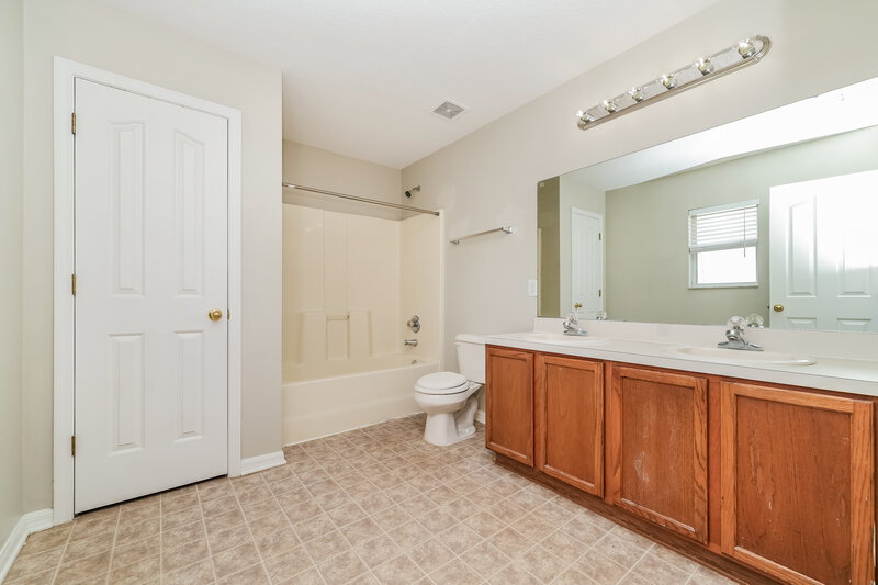2,240/Mo, 11050 Golden Silence Dr Riverview, FL 33579 Main Bathroom View