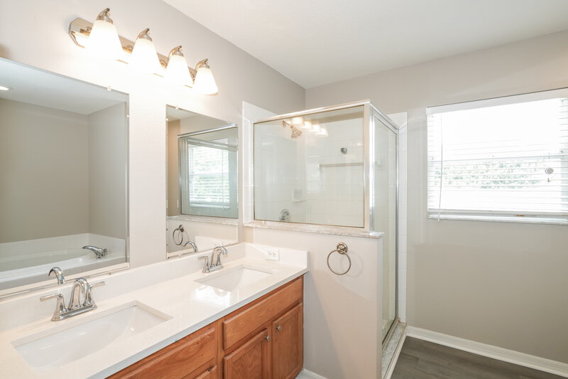 2,190/Mo, 7814 Citrus Blossom Dr Land O' Lakes, FL 34637 Main Bathroom View