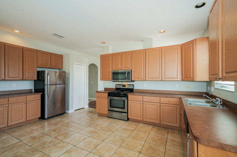 2,305/Mo, 16306 Bridgeglade Ln Lithia, FL 33547 Kitchen View 2