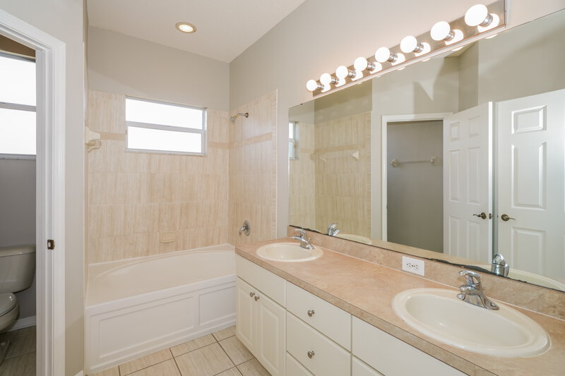 2,305/Mo, 16306 Bridgeglade Ln Lithia, FL 33547 Main Bathroom View