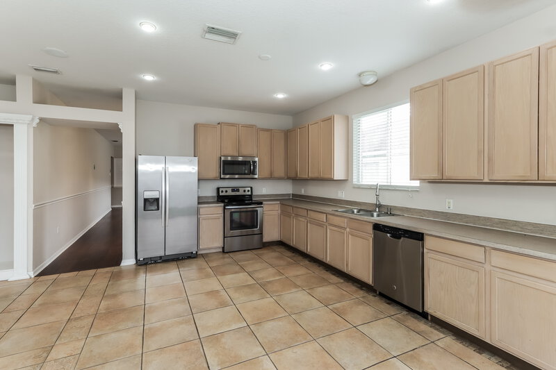 2,210/Mo, 2507 Brownwood Dr Mulberry, FL 33860 Kitchen View 2