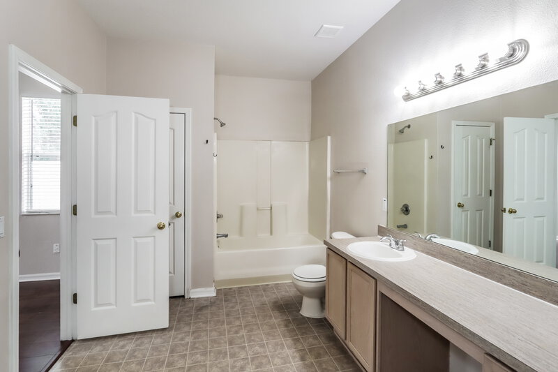 2,210/Mo, 2507 Brownwood Dr Mulberry, FL 33860 Main Bathroom View