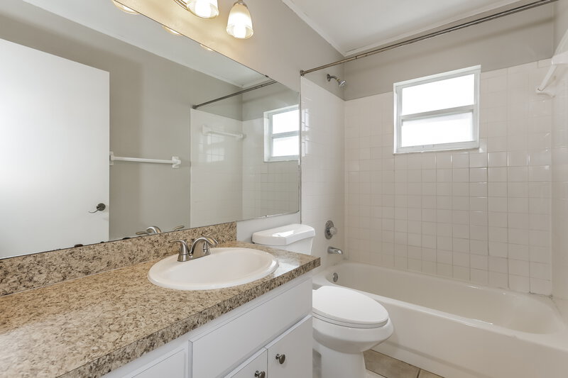 3,040/Mo, 3839 Marquise Ln Mulberry, FL 33860 Bathroom View