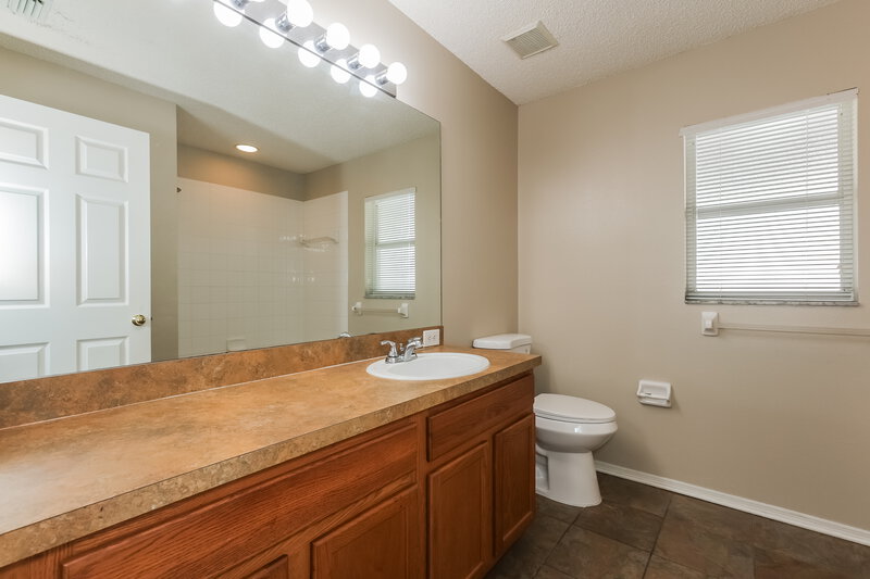 2,180/Mo, 8703 Morrison Oaks Ct Temple Terrace, FL 33637 Main Bathroom View