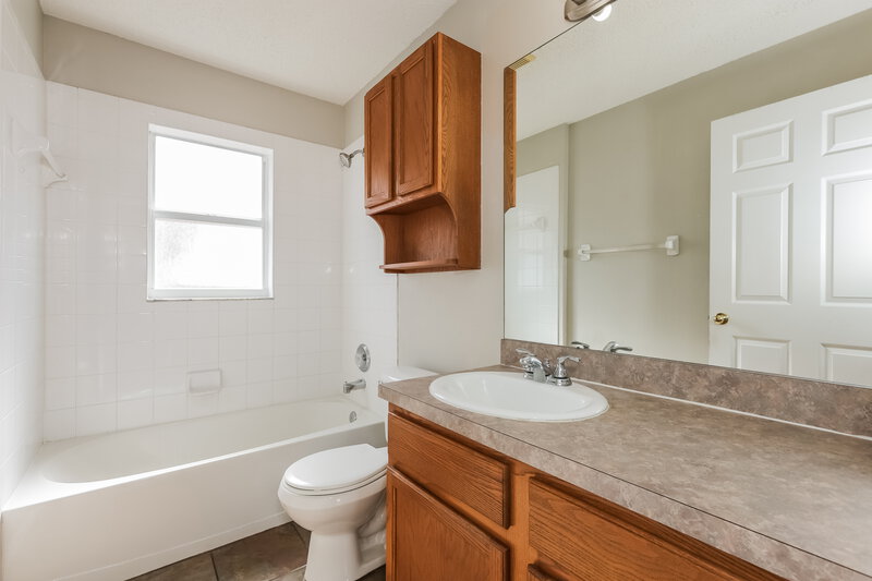 2,180/Mo, 8703 Morrison Oaks Ct Temple Terrace, FL 33637 Bathroom View