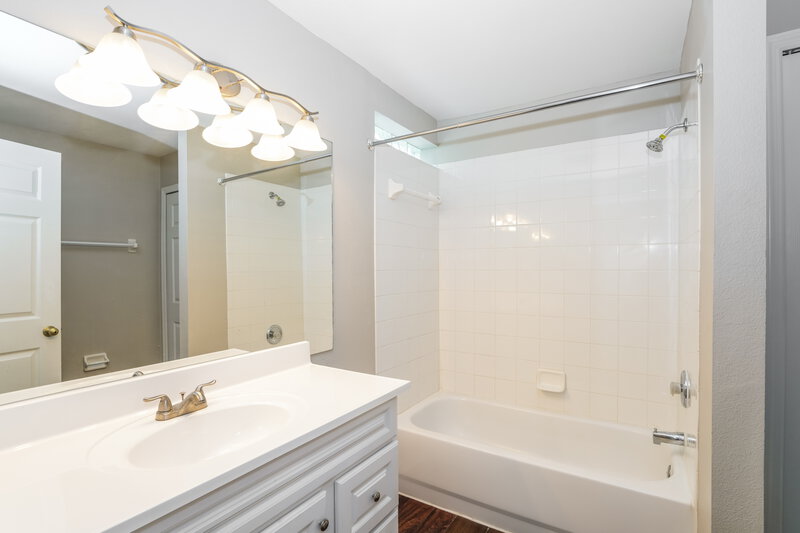 1,935/Mo, 6112 Sand Key Ln Wesley Chapel, FL 33545 Main Bathroom View