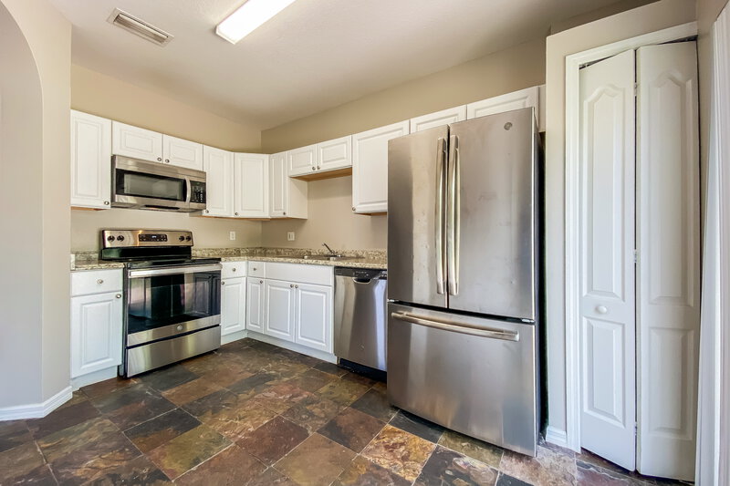 2,365/Mo, 451 Maple Pointe Dr Seffner, FL 33584 Kitchen View