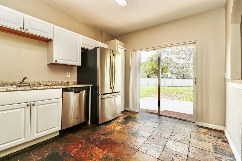 2,365/Mo, 451 Maple Pointe Dr Seffner, FL 33584 Kitchen View 2