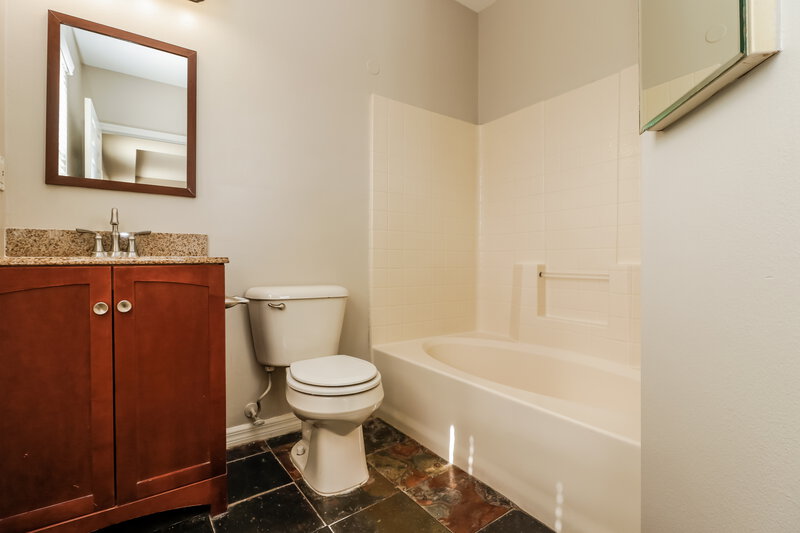 2,365/Mo, 451 Maple Pointe Dr Seffner, FL 33584 Main Bathroom View