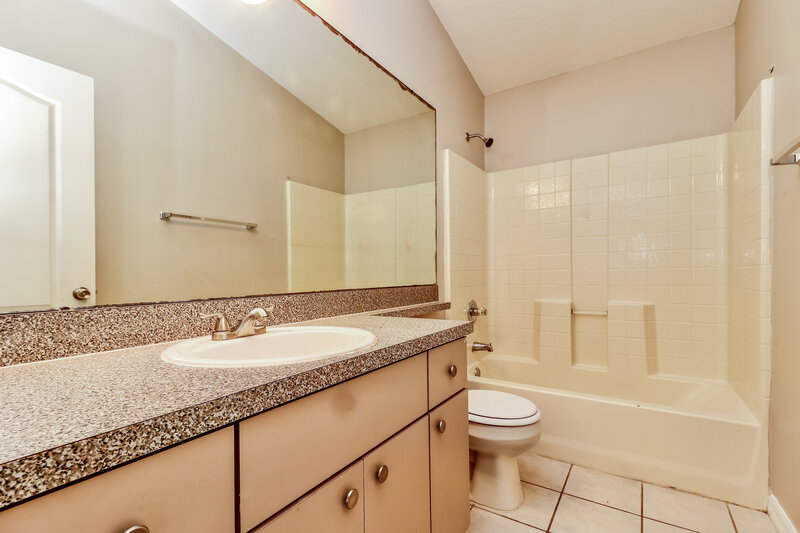 2,365/Mo, 451 Maple Pointe Dr Seffner, FL 33584 Bathroom View