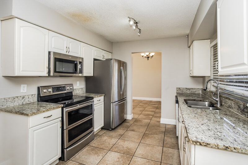 2,265/Mo, 1518 Crossridge Dr Brandon, FL 33510 Kitchen View 2