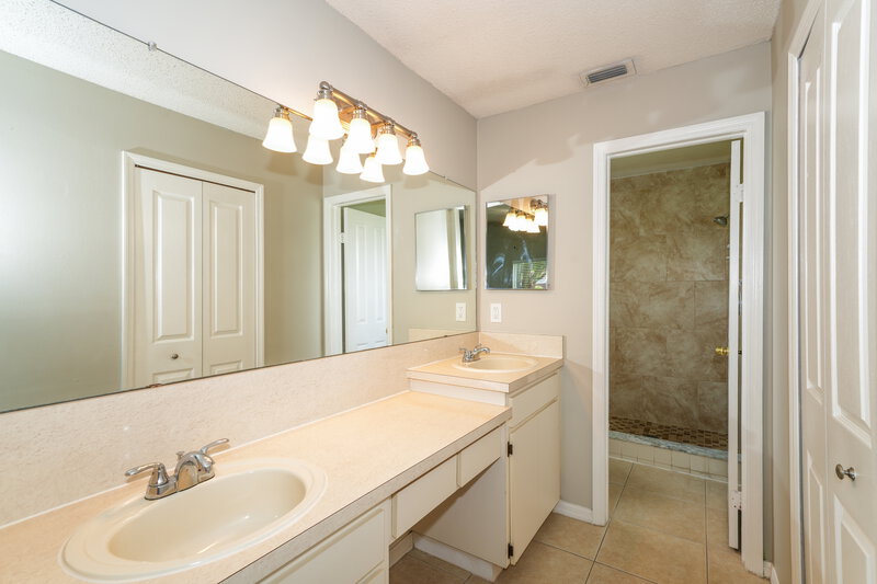 2,000/Mo, 1846 Twisting Ln Wesley Chapel, FL 33543 Main Bathroom View