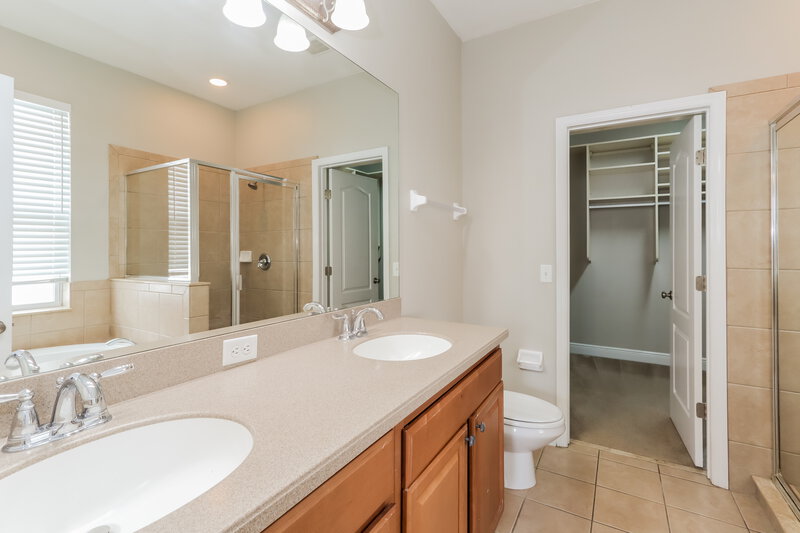 4,050/Mo, 7935 Camden Woods Dr Tampa, FL 33619 Main Bathroom View