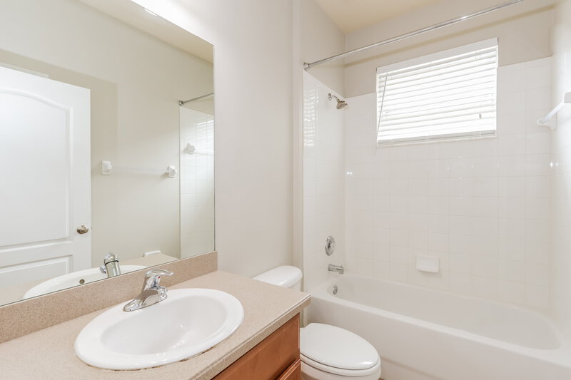 4,050/Mo, 7935 Camden Woods Dr Tampa, FL 33619 Bathroom View