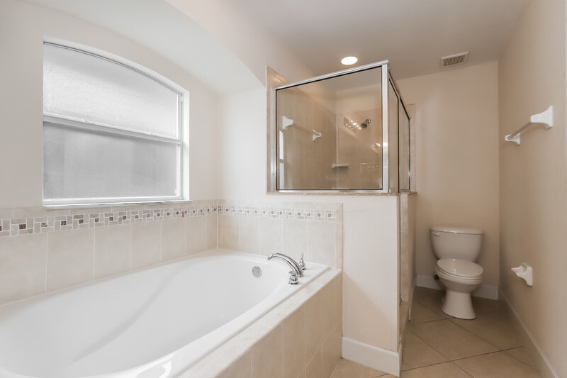 2,085/Mo, 5072 Ashwood Dr Lakeland, FL 33811 Main Bathroom View