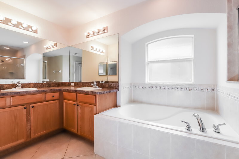 2,085/Mo, 5072 Ashwood Dr Lakeland, FL 33811 Main Bathroom View 2