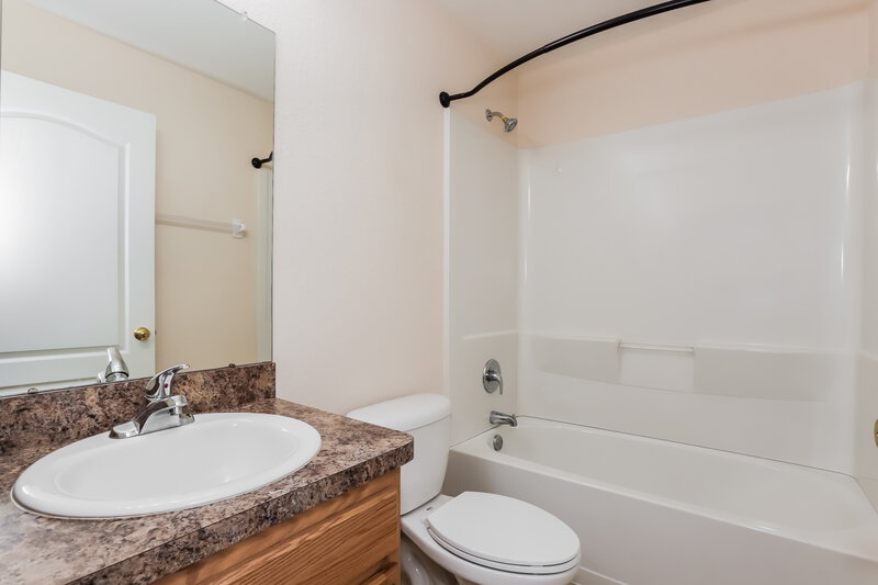 2,085/Mo, 5072 Ashwood Dr Lakeland, FL 33811 Bathroom View