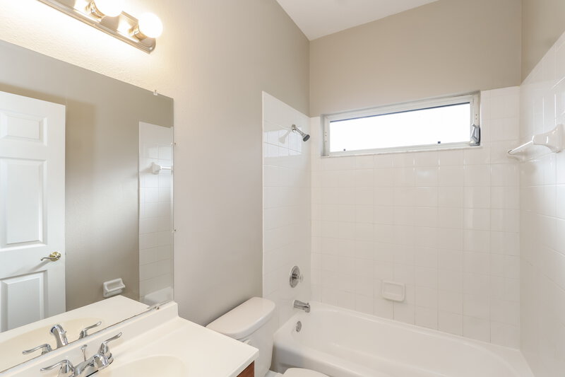2,360/Mo, 19268 Wood Sage Dr Tampa, FL 33647 Bathroom View