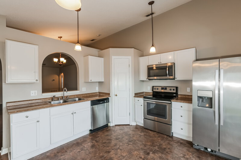 2,100/Mo, 5919 Lake Front Dr Wesley Chapel, FL 33545 Kitchen View