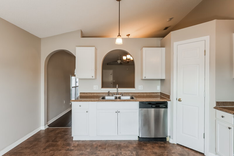2,100/Mo, 5919 Lake Front Dr Wesley Chapel, FL 33545 Kitchen View 2