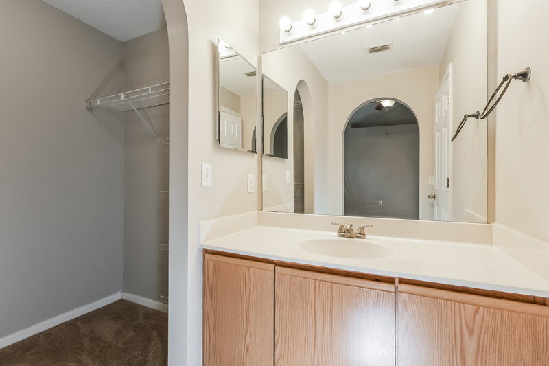 2,100/Mo, 5919 Lake Front Dr Wesley Chapel, FL 33545 Main Bathroom View