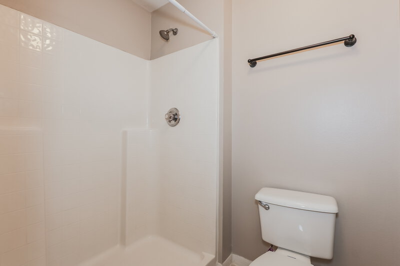 2,100/Mo, 5919 Lake Front Dr Wesley Chapel, FL 33545 Main Bathroom View 2